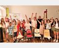 Bild: Familienzentrum Mittendrin/exb
Zur Übergabe der bemalten Stühle trafen sich die jungen Künstler und die Empfänger der Werke im Familienzentrum Mittendrin.