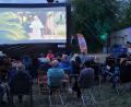 Bild: Hirmer/exb
Beim Open-Air Kino der Kolpingsfamilie Pfreimd sahen rund 100 Besucher die französische Krimikomödie „Mord in Saint-Tropez“.