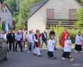 Bild: fvo
Der Kirchenzug mit Pfarrer Norbert Götz sowie Diakon Janucz Szubartowicz und den Vereinen beim Patrozinium der Lennesriether Jakobuskirche.
