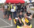 Bild: wro
Die Spende wurde im Beisein von Michael Sollfrank (hinten, links), Bezirksvorsitzender des Bayerischen Motorsportverbandes, von Bürgermeister Toni Dutz (hinten, Dritter von links) an Karl-Heinz Dietrich (hinten, Zweiter von links) und Jugendleiter Johannes Jäger (rechts hinten) übergeben. Vorne die Piloten Karl und Ludwig Tischlinger.
