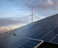 Symbolbild: Sina Schuldt/dpa
Ein Energiemix aus Windkraftanlagen und Photovoltaik ist laut Energienutzungsplan (ENP) auch für Oberviechtach zukunftsweisend.
