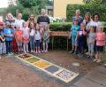Bild: le
Im Hof des katholischen Kindergartens in Floß gibt es einen neuen Barfußpfad.