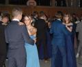 Bild: Winderl/exb
Der festliche Abend begann mit einer beeindruckenden Eröffnungschoreografie, bei der alle Schülerinnen und Schüler des Tanzkurses in Formation in die Halle einzogen und einen ersten Tanz synchron auf der Tanzfläche vorführten.