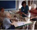 Bild: u
Alltagskompetenzen sollen bei den Therapieeinheiten gefördert werden. Hier bereitet die stellvertretende Tagespflegeleiterin Kati Köhler mit ihren Gästen einen Johannisbeerkuchen zu.