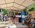 Bild: Jennifer König/exb
Das sind die Gewinner beim Karpfen-Quiz (von links) mit Glücksfee Leonie Siebert und Jugendleiterin Verena Wolfrath: Sophia Keller, Emma Schinabeck und Kevin Schönweitz. Nicht im Bild ist Emma Schinabeck.
