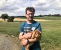 Bild: wro
Kleintierzuchtverein-Vorsitzender Markus Stengl mit einem seiner Schützlinge, einem „Kleinwidder Rot".