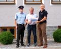 Bild: Prey/exb
Johann Baumer (rechts) übergibt das erste Fotobuch an Stefan Prey und Markus Schiesl, (von links).