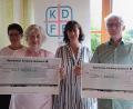 Bild: u
Für den Katholische Frauenbund überreichen die beiden Vorsitzenden Angela Schreiner (Zweite von rechts) und Ulrike Mutzbauer (links) Spendenschecks in Höhe von jeweils 500 Euro an die stellvertretende SkF-Vorsitzende Waltraud Frieser (Zweite von links) und den Vorsitzenden der Amberger Tafel, Bernhard Saurenbach (rechts).