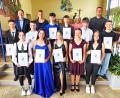 Bild: whü
Die erfolgreichen Absolventen der Werner-Porsch-Mittelschule mit den Jahrgangsbesten Leja Venediger, Lukas Pausch und Atakan Altan, zusammen mit Klassenleiter Philipp Wisniewski, Schulleiterin Hedwig Forster, Elternbeiratsvorsitzender Heike Geier und Bürgermeister Christian Porsch (hintere Reihe von rechts).