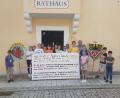 Bild: Grundschule Bad Neualbenreuth/exb
Die Klasse 3/4 der Grundschule Bad Neualbenreuth vor dem Rathaus mit dem Heimatexperten Meinhard Köstler.