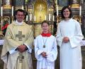 Bild: R. Kreuzer
Sophia Schrödl (Mitte) ist neue Ministrantin in der St. Dionysiuskirche um Pfarrer Thomas Kohlhepp.