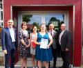 Bild: C. Hanauer/exb
Die Ehrengäste gratulierten den Schulbesten an den Berufsfachschulen (von links): Schulleiter Martin Abt, Magdalena Kühner, Denise Gießübl, Simone Ring, Außenstellenleiter Thomas Schiller und Zweiter Bürgermeister Egbert Völkel.