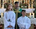 Bild: exb; Nicole Schusser-Schindler
Jule Schindler und Moritz Lehner werden in der Wallfahrtskirche St. Laurentius Weißenbrunn von Pater Ivan Hamburg feierlich in die Schar der Ministranten aufgenommen.