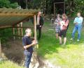 Bild: Holzförster/exb
Robert Traidl, Bodenkundler im Bayerischen Landesamt für Umwelt, erläutert den Aufbau des Ackerbodens am Bodenprofil im GEO-Zentrum an der KTB n Windischeschenbach.