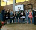Bild: rn
Oberstudiendirektor Eduard Bauer (von links) gratuliert Franziska Lohner (Eschenbach/1,5), Sophie Banzer (Menzlas/1,5), Eric Aschenbrenner (Eschenbach/1,5), Lea- Marie Schankin(Naslitz /1,5), Alina Yilmaz (Pegnitz /1,37), Ricarda Kneidl (Döllnitz/1,37), Lara Habiboglu (Auerbach /1,25), Lee-Ann Will (Oberbibrach /1,25). Glück wünschen auch die Klassenleiterinnen Katrin Stadler, Franziska Adam und Petra Kreuzer.