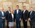 Bild: Stefan Hanke/exb
Der wiedergewählte IHK-Präsident Michael Matt (4.v.l.) mit seinem Team der Vizepräsidenten (v.l.) Thomas Hanauer, Dr. Alois Plößl, Rita Theresia Högl, Stefan Rödl sowie Christian Volkmer.