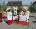 Bild: Petra Hartinger/exb
Auf dem Marktplatz in Wernberg-Köblitz feiert der Augsburger Bischof Bertram Meier einen Festgottesdienst.