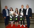 Bild: apr
Realschuldirektor Oliver Brandt (links) und Zweiter Bürgermeister Horst Geißel (rechts) ehrten die Jahrgangsbesten (von links) Isabell Schindler, Jasmin Kovacz und Samuel Artmann.