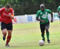 Bild: A. Schwarzmeier
Der US-Amerikaner Pierre-Andre Bellerice führt den Ball zügig durchs Mittelfeld, Tobias Ficker (links), Kapitän des FC Dießfurt II, hat die Verfolgung aufgenommen. Das neu gegründete "USYS Team Oberpfalz" spielt in der B-Klasse 1 als Concordia Hütten und holte zum Saisonauftakt ein Remis beim FC Dießfurt II.