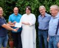 Bild: do
Rudi Dunzer (rechts) und Michael Schmid (links) übergeben Stadtpfarrer Johannes Bosco, Kirchenpfleger Norbert Braun (Zweiter von rechts) und Kirchenverwaltungsmitglied Walter Thurn (Zweiter von links) die Spende.