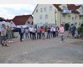 Bild: ak
Der gesamte Gemeinderat besichtigte den künftigen Zufahrtsbereich zum Mehrfamilienwohnhaus am Unteren Markt. Er entschied, den Längsparkstreifen vor dem Grundstück an den Eigentümer zu veräußern, um das Zuparken der direkt dahinter liegenden Privatparkflächen zu verhindern.