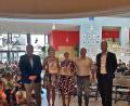 Bild: tat
Schulleiterin Michaela Bergmann (Mitte) und Umweltbeauftragte Sonja Gayk (Zweite von links) nehmen die Auszeichnung als Energieschule für die Grund- und Mittelschule Schnaittenbach entgegen. Es gratulieren Bürgermeister Markus Eichenmüller (Zweiter von rechts), ZEN-Vorsitzender Florian Junkers (rechts) und Landrat Richard Reisinger (links).