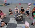 Bild: wlr
Immer schön drehen und nicht zu nah ans Feuer. Andrea Zeller hatte die Feuerstellen immer gut im Blick. Bei den Kindern war Geduld gefragt, denn es dauerte schon ein wenig, bis der Teig sich wieder von den Stöcken löste.