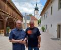 Bild: Alois Hümmer privat
Alois Hümmer (rechts) hatte am Samstagnachmittag Dienst im Theres-Neumann-Museum und erkannte den Ministerpräsident Reiner Haseloff. Zweieinhalb Stunden lang schaute sich der Politiker mit seiner Frau Gabriele alles an.