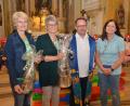 Bild: dob
Gabriele Kreuzer und Luise Dietl (von links) werden für 25 und 35 Jahre Tatkraft in der Katholischen Kindertagesstätte Don Bosco von Dekan Alexander Hösl gewürdigt. Theresia Gressmann (rechts) ist als "Helferin in der Not" eingesprungen.