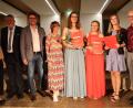 Bild: wrm
Leiter der Fachakademie für Sozialpädagogik, Roland Kusche (rechts), Elke Kusche (von links), stellvertretender Schulleiter Reiner Butz, Bildungsbeauftragter Armin Aichinger, stellvertretende Landrätin Margit Kirzinger gratulieren den Schulbesten Annkathrin Seidl, Sina Spachtholz und Lena Brenner.