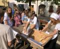 Bild: krb
Bei der Historische Stadtführung durften die Mädchen und Buben selbst ausprobieren wie früher die Wäsche gewaschen wurden.