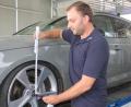 Bild: kro
Tüv-Süd-Tuning-Experte Stefan Philipp nimmt eine Rad-Reifenkombination und ein Fahrwerk ab.