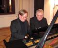 Archivbild: rbr
Markus Bellheim (links) und Edgar Krapp (rechts) spielten vierhändig beim bislang letzten Kammermusikkonzert im Harmoniesaal im Februar 2020. In der neuen Konzertreihe 2024 kehrt der Waldsassener Kammermusikkreis wieder an die bewährte Spielstätte zurück.