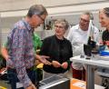 Bild: Petra Hartl
Die Bundestagsfraktionsvorsitzende der Grüne Britta Haßelmann (mit Brille), hat sich die Firma Baumann Automation in Amberg angeschaut. Initiiert hatten das Treffen die Amberger Landtagsdirektkandidatin der Grünen, Simone Maaß (rechts), und der Landtagslistenkandidat Christian Feja. Links Firmen-Chef Georg Baumann.