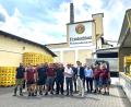 Bild: Schlossbrauerei Friedenfels/exb
Die Schlossbrauerei Friedenfels wechselt den Besitzer. Johannes von Gemmingen-Hornberg (vorne rechts) verkauft sie an Karlheinz Mohr (vorne links). Die Belegschaft (im Hintergrund) wurde am Mittwoch informiert.