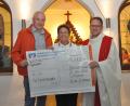 Bild: dob
Christa Wildenauer aus Straßenhäuser eröffnet mit einer Einzelspende in Höhe von 10.000 Euro die Spendenaktion zur geplanten Renovierung der Katholischen Stadtpfarrkirche „Maria Immaculata“ in Vohenstrauß. Kirchenpfleger Günter Hassmann (links) und Dekan Alexander Hösl sind der Flohmarkthändlerin sehr dankbar.
