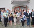 Bild: wg
20 Jahre Patenschaft Mähring-Lohhäuser feierten Hauptakteure und ehemalige Bewohner von Lohhäuser, Markträte, Ehrengäste und Freunde von beiden Seiten der Grenze mit einem Ehrenabend im Rathaus Großkonreuth. Verdiente Personen wurden mit der Neuauflage des Lohhäuser-Buches und Blumen geehrt.
