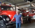 Bild: pz
70. Geburtstag feiert Dr. Wolfgang Fortelny am Freitag, 28. Juli. Die Sammlung historischer Feuerwehrautos (Bild) sowie die Arbeit auf dem Gelände am Rande Waldsassens bieten Ausgleich zu den Aufgaben, die den Kardiologen, Internisten und Notarzt fast rund um die Uhr ausfüllen.