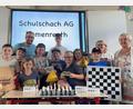 Bild: Grundschule Immenreuth/exb
Thomas Seeberger und sein Sohn Leo (hinten von links) freuten sich über die neuen Schachutensilien ebenso wie Rektorin Gudrun Lehner und Fördervereinsvorsitzende Monika Heindl (von rechts).