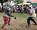 Archivbild: Hirsch
So manchen Schwertkampf bekommen die Besucher des Mittelaltermarktes in Neunburg zu sehen.