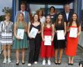 Bild: mfh
Die Besten der Abschlussklassen mit einem Notenschnitt von 1,5 und besser (vorne, von links): Meret Dölschner, Alexandra Falk, Anna Heinze, Nadine Karg, Michelle Vogl, Leilah Dotto. Hinten, von links: Bürgermeister Michael Göth, Schulleiterin Sabine Fersch, Stellvertreterin Claudia Hanft und Landrat Richard Reisinger.