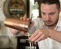 Bild: Dominik Mark
Der "Riddler"-Drink wird im "Das Eisenherz" in Amberg sorgfältig von Barchef Stefan Stündl zubereitet.