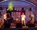 Bild: Annika Schendera/exb
Ein fulminantes „Bavarian Bohemian Rock Festival“ mit drei Bands aus Tschechien und Bayern erlebten die zahlreichen Besucher auf dem Vorplatz des Geschichtsparks. Das Konzert eröffneten die "404 Whizzkids" aus Vohenstrauß.