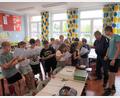 Bild: fvo
Bürgermeister Hans-Peter Reil und Marktverwaltungs-Praktikant Johannes Reber (rechts) übergeben den druckfrischen Kinderferienprogramm-Flyer an die Mädchen und Buben der Wolfgang-Caspar-Printz-Grundschule, die ihn gleich interessiert studieren.