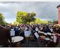 Bild: bey
Das Große Vereinsorchester Waidhaus unter Leitung von Hermann Mack lässt sich von einem kurzen Regenschauer nicht aus dem Takt bringen. Im Hintergrund bildet ein Regenbogen einen schönen Rahmen für das Konzert.
