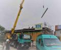 Bild: gz
Mit einem Kran befördert die Holzbaufirma Riedl aus Waldthurn das benötigte Baumaterial auf das Dach.