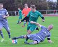 Bild: ham
Mathias Messmann (rechts bei der Grätsche) soll die Abwehr des 1. FC Schwarzenfeld nach seiner Rückkehr stabilisieren. Links beobachtet Marco Zirngibl die Szene.