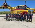 Bild: Christian Lorenz
Ein teil der bayerischen Mannschaft vor einem Löschflugzeug. Ein solches Flugzeug ist am Dienstag bei einem Einsatz in Griechenland abgestürzt. Die beiden Piloten sind tot.