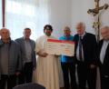 Bild: do
Mit den Vorstandschaftsmitgliedern Ludwig Schreml, Andreas Krumm (von links), Arnold Mirwald (rechts) überreichte Vorsitzender Manfred Neumann (Zweiter von rechts) Stadtpfarrer Johannes Bosco und Kirchenverwaltungsmitglied Walter Thurn (Dritter von rechts) den symbolischen Spendenscheck.