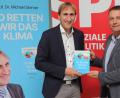Bild: Wolfgang Steinbacher
Professor Michael Sterner mit seinem Buch bei der SPD-Veranstaltung im Kubus in Ursensollen. Rechts im Bild der SPD-Kreisvorsitzende Uwe Bergmann.